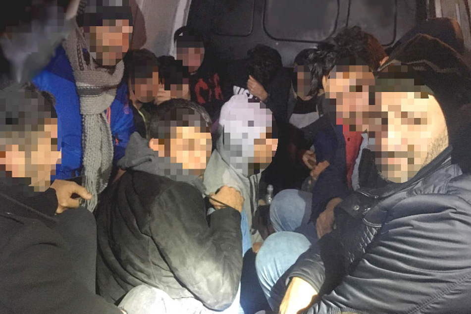 Die Bundespolizei hat 16 Menschen auf der Ladefläche eines Transporters entdeckt.