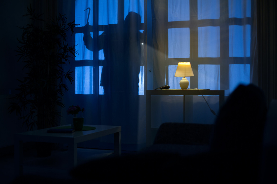 Einbrecher schließen Bewohnerin im Schlafzimmer ein