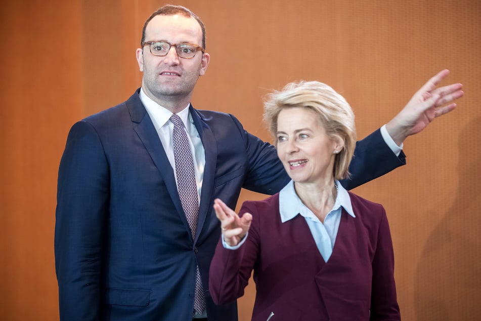 Die Bevölkerung rechnet es vor allem Jens Spahn (40, CDU, l.) und Ursula von der Leyen (62, CDU) an, dass es zum Impf-Debakel kam.