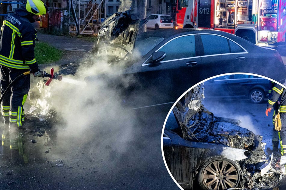 Leipzig: Einsatz am Feiertag: Mercedes brennt an Leipziger Kreuzung aus