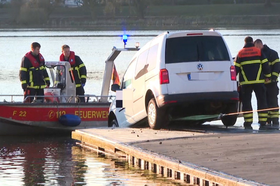 Die Feuerwehr zog das Auto aus der Alster.