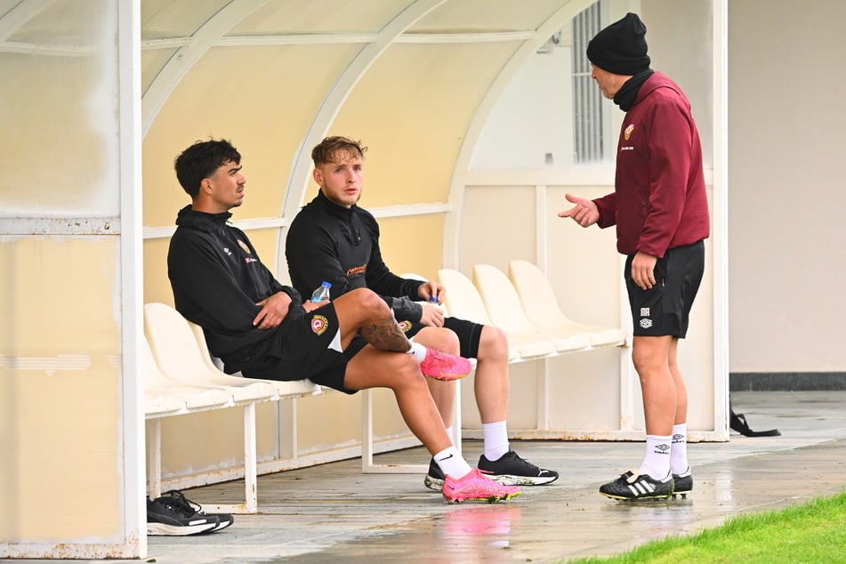 Dynamo-Coach Markus Anfang (49, r.) sprach mit Oliver Batista Meier (22, l.) und Tony Menzel (18).