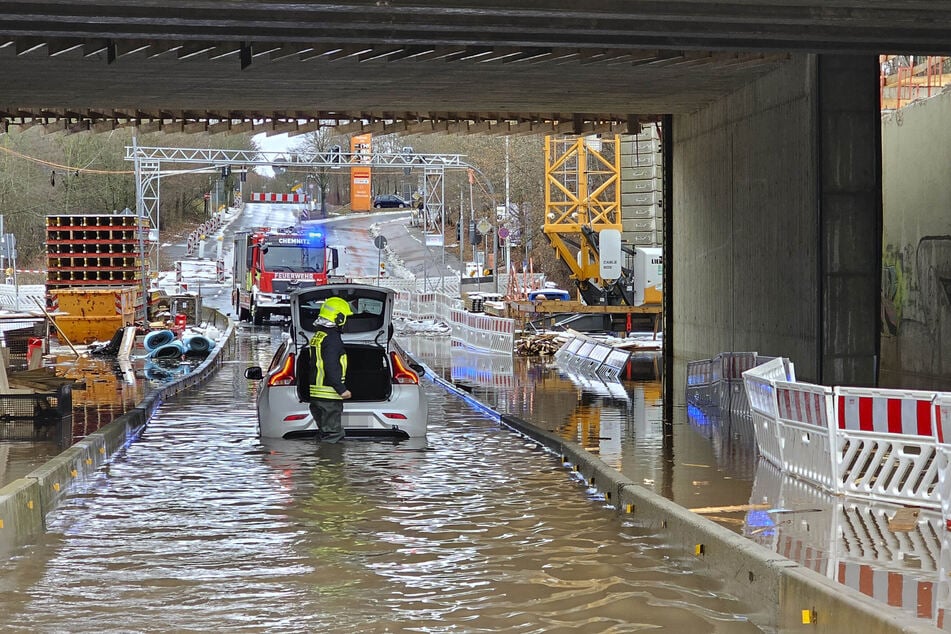 In der Durchfahrt unter der Brücke Neefestraße hing ein Auto in den Wassermassen fest.