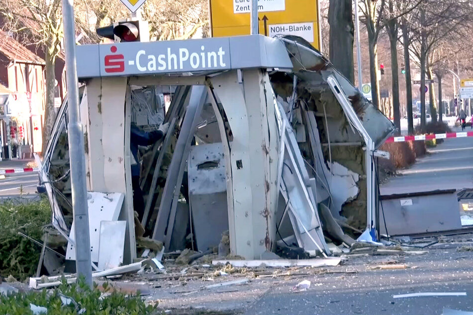 Einer von Hunderten gesprengten Geldautomaten in Deutschland. Jahr für Jahr begehen Banden unzählige Angriffe auf die Automaten. Einer neuen MDR-Doku zufolge lassen sich viele der Taten in die Niederlande zurückverfolgen.