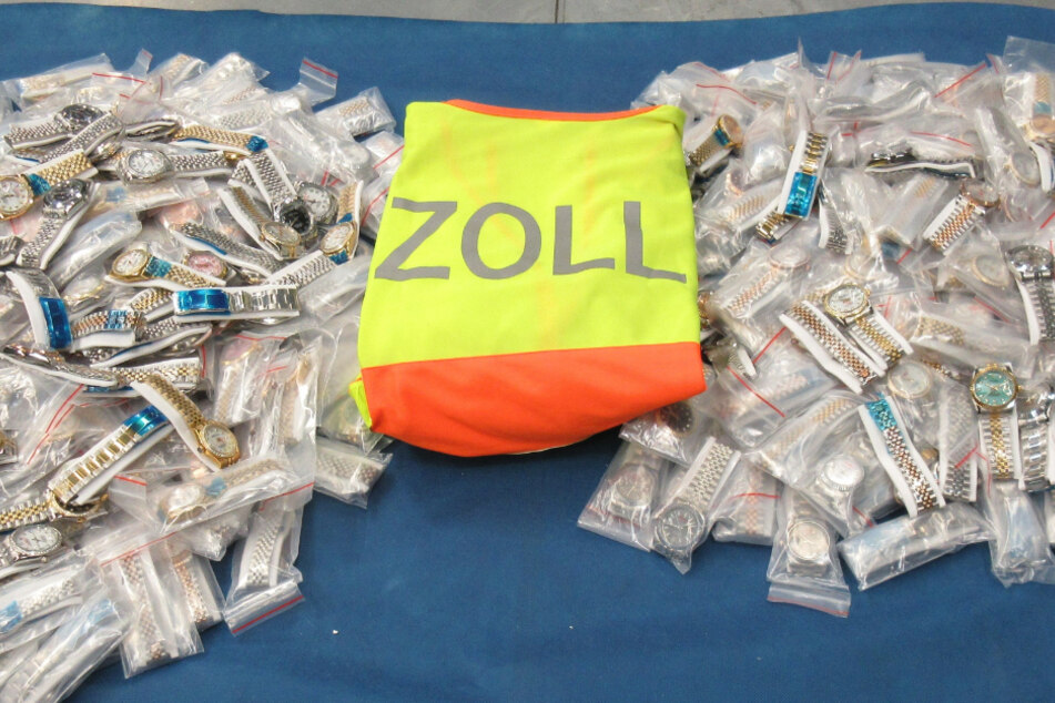 Jede der Sendungen enthielt 200 Uhren.