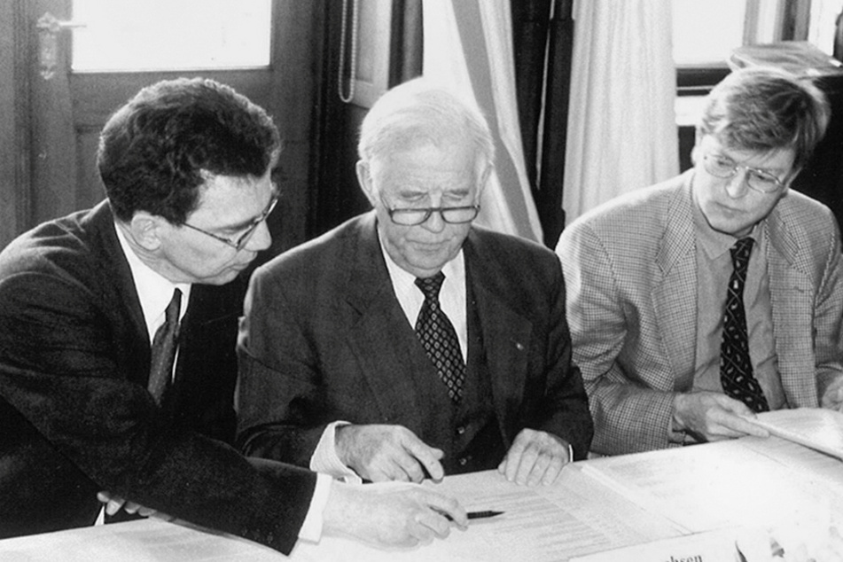 Sagurna (r.) mit Kurt Biedenkopf (heute 90) und Thomas de Maizière (heute 66, beide CDU) 1999.