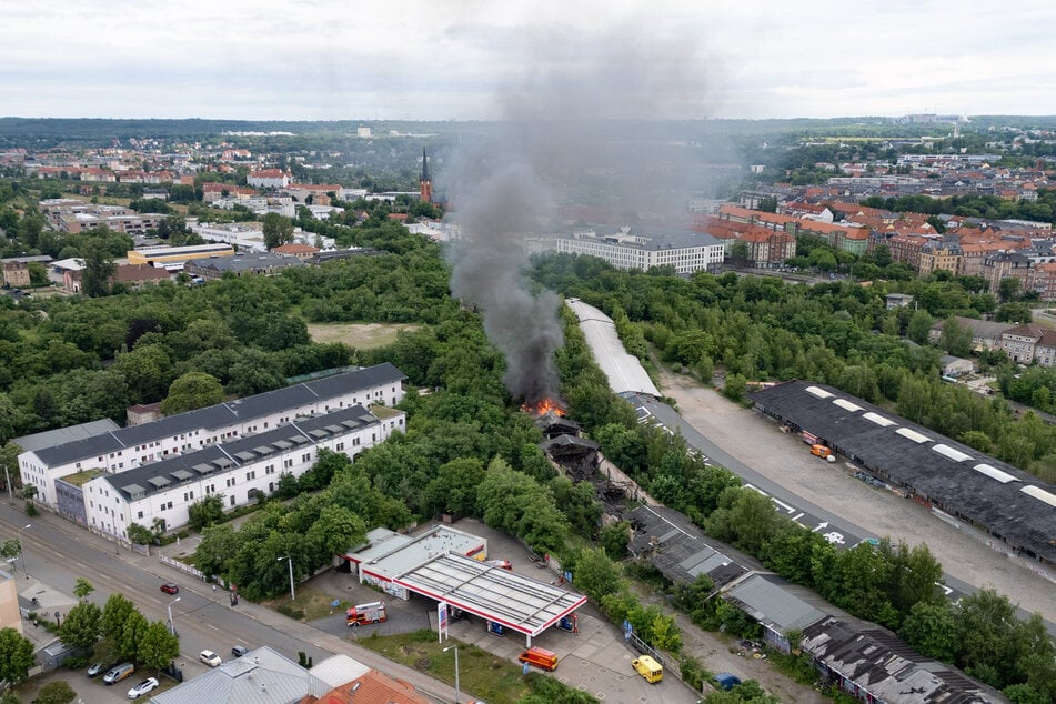 Flammen schlugen aus dem Dachstuhl eines Gebäudes auf dem Gelände des Alten Leipziger Bahnhofs. Daneben befindet sich bereits eine Ruine.