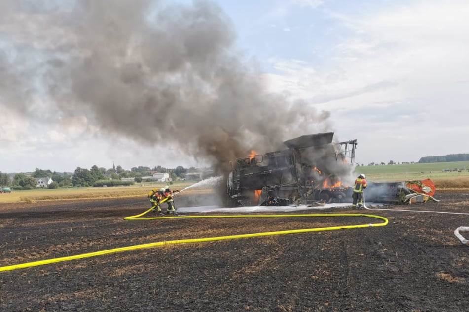 Die Feuerwehrleute brauchten mehrere Stunden, um die Flammen endgültig zu löschen.
