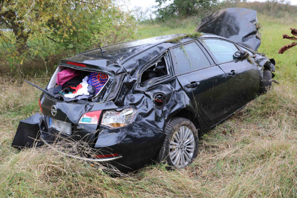 Der völlig demolierte Wagen landete auf einem Feld.