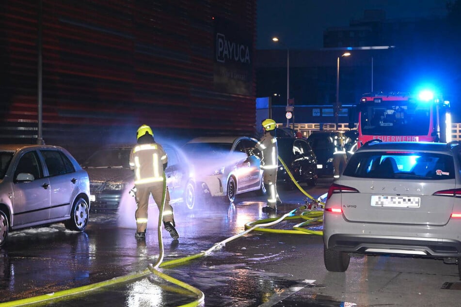 Auch die Fahrzeuge, die direkt neben dem Gebäude geparkt waren, mussten aufgrund der starken Wärmestrahlung abgelöscht werden.