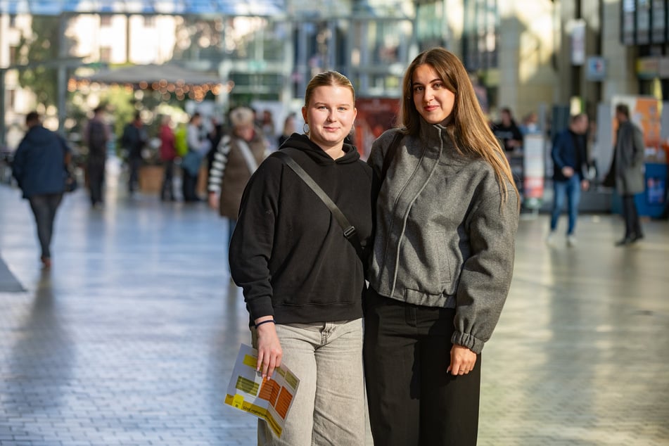 Die Dresdnerinnen Charlotte Müller (18, l.) und Tessa Jähnige (18) suchen nach dem Abi einen Saisonjob.