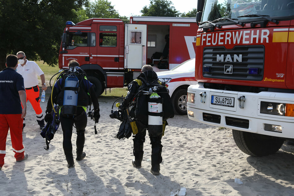 Die Taucher suchten den Badesee nach dem Mann ab.