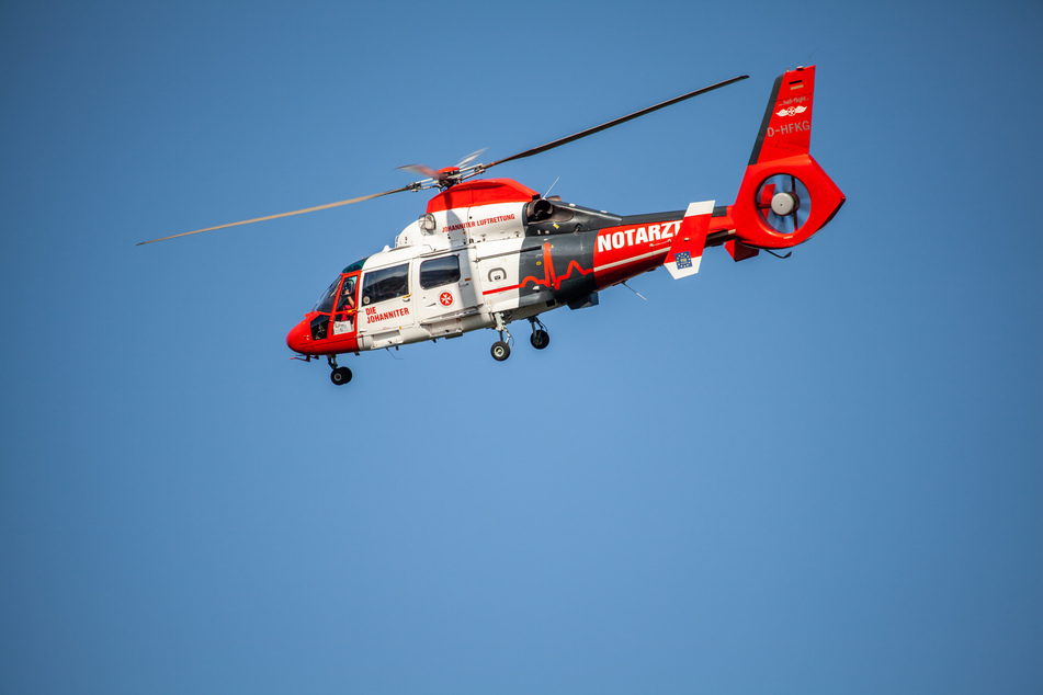 Neben Polizei, Feuerwehr und Rettungsdienst war auch ein Hubschrauber im Einsatz. (Symbolbild)