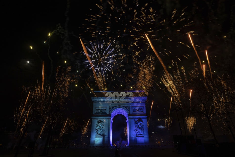 Rund eine Million Menschen feierten den Jahreswechsel bei einem großen Feuerwerk auf den Champs-Élysées in Paris.
