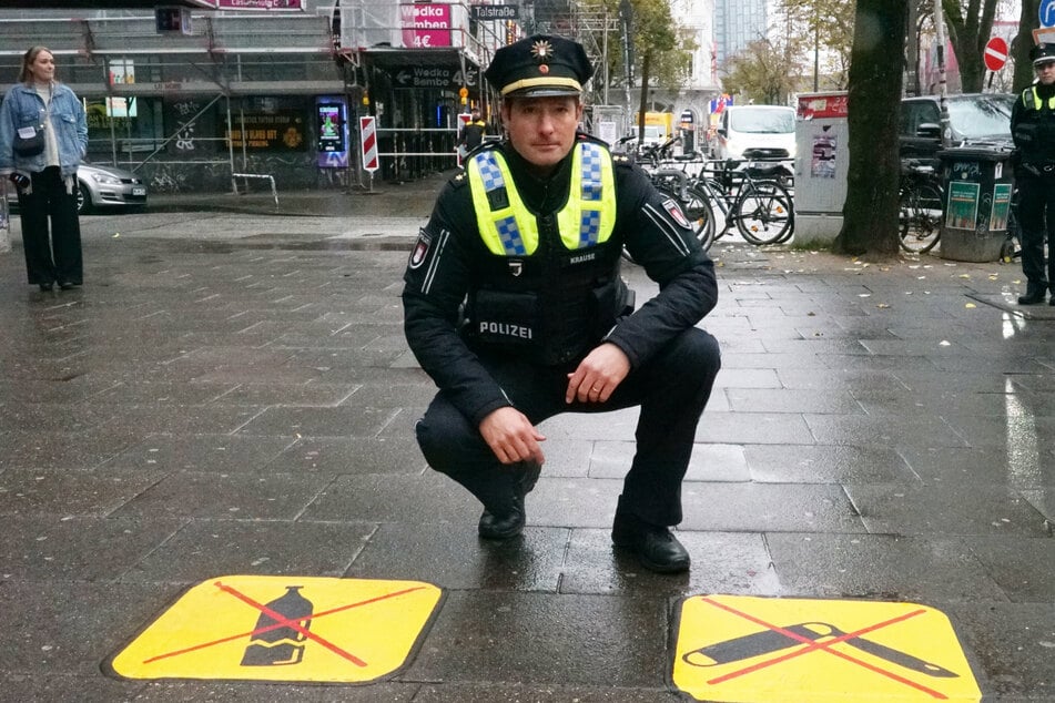 Sebastian Krause, Leiter der Davidwache in Hamburg, erhofft sich durch die neuen Symbole mehr Sichtbarkeit für die geltenden Verbote auf der Reeperbahn.