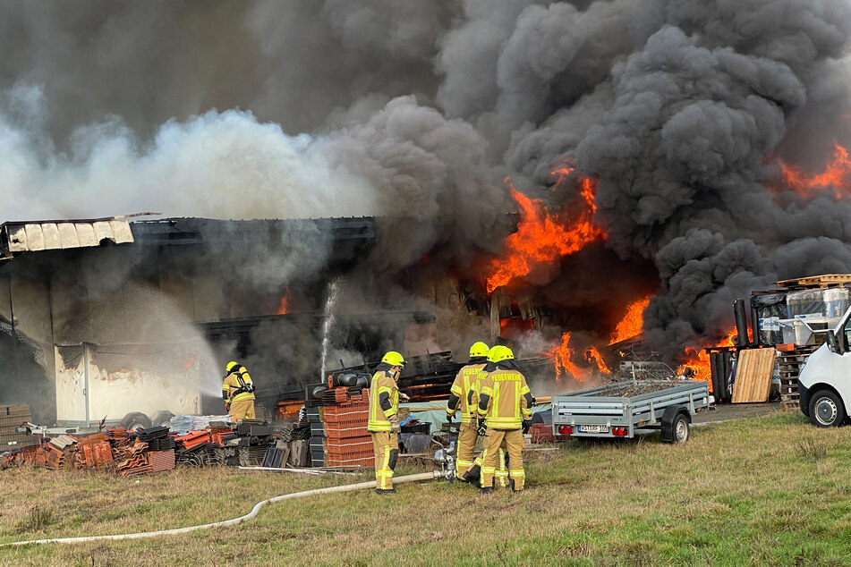 Mehr als 200 Feuerwehrleute im Einsatz: Großbrand wütet in Lagerhalle
