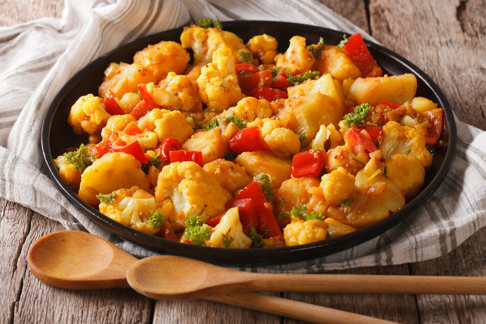 Das indische Blumenkohl-Kartoffel-Curry variiert im Geschmack je nach Region in Indien und kann mit beliebigen Zutaten wie z. B. Paprika oder Erbsen ergänzt werden.