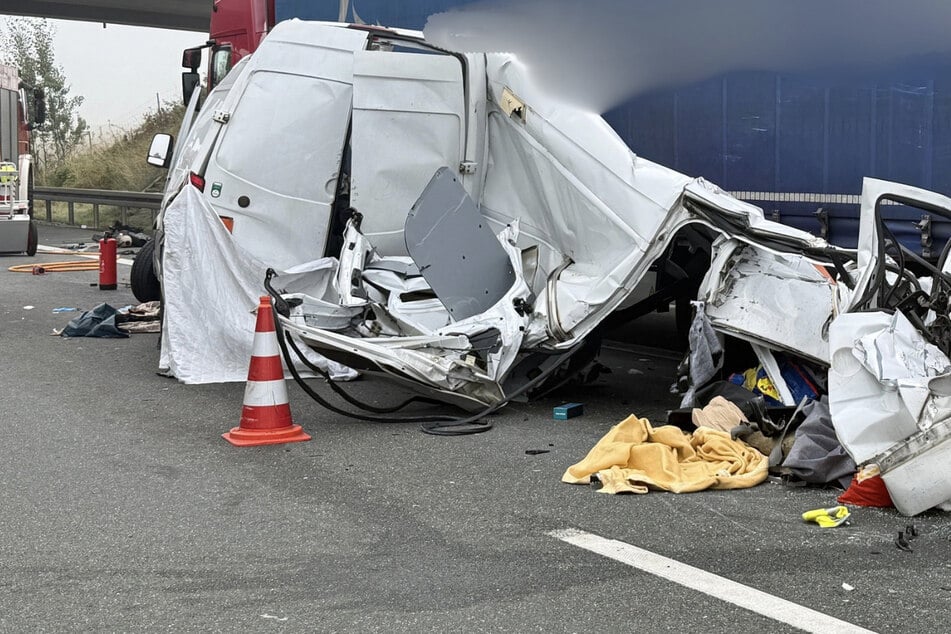 Ungebremst in Lkw-Heck gekracht: Verletzter Fahrer in völlig zerstörter Kabine eingeklemmt