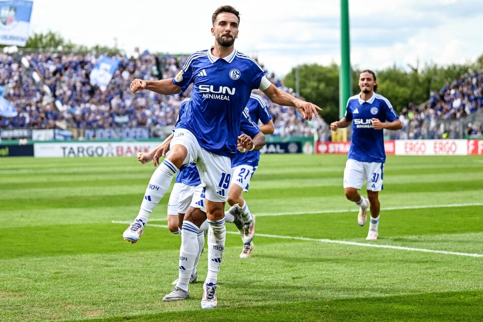 Kenan Karaman köpfte zum 1:0 für Schalke 04 ein, stand dabei jedoch im Abseits. Der Treffer zählte trotzdem.