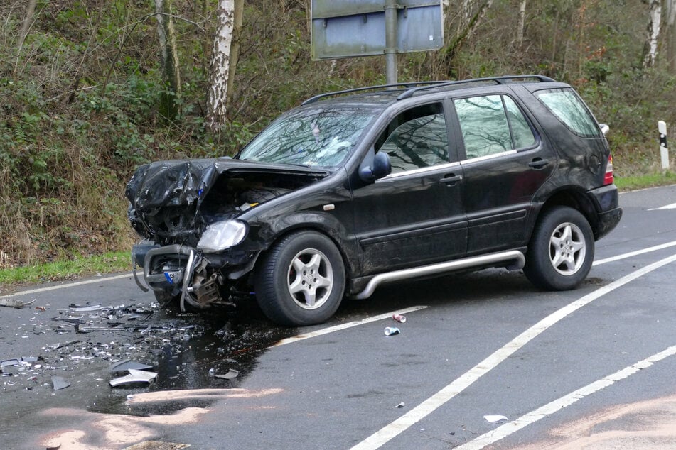 Die Mercedes M-Klasse der 56-Jährigen wurde bei dem Frontalzusammenstoß schwer beschädigt.