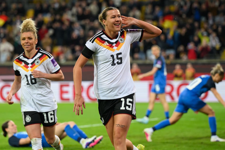 Können feiern: Linda Dallmann (l.) und Larissa Mühlhaus.