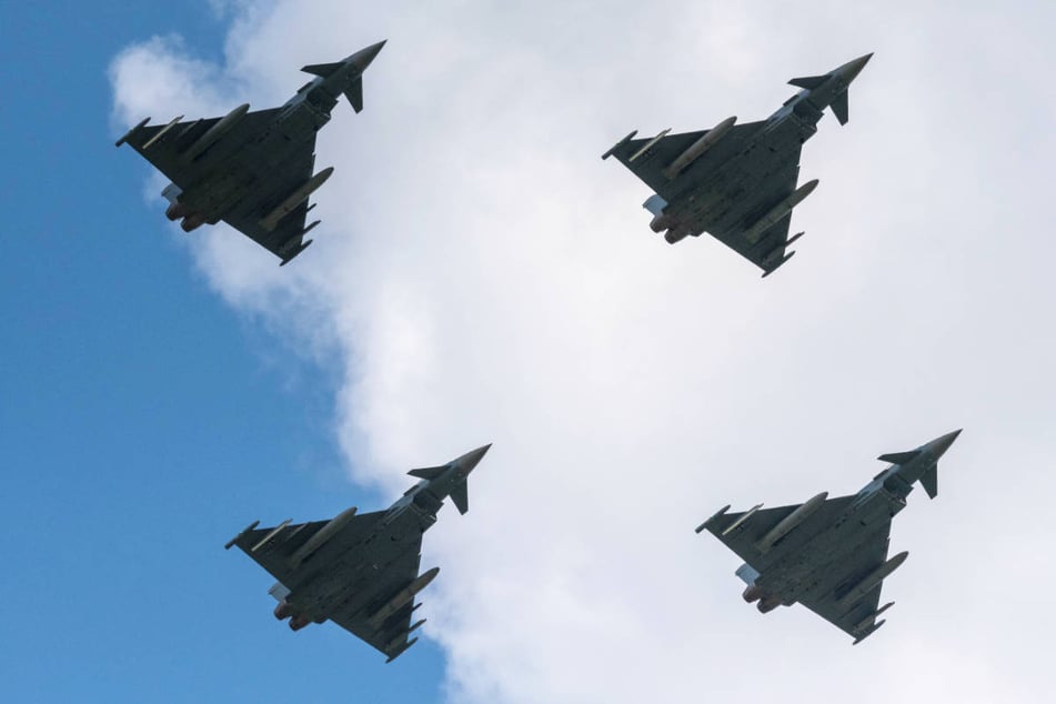 Eurofighter, wie hier zu sehen, werden im Formationsflug mit F-16-Jägern über Berlin düsen. (Archivfoto)