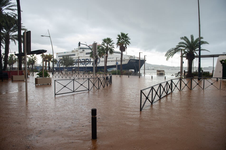 Der Regen bahnt sich seinen weg durch die Straßen Ibizas und legt viele Teile des öffentlichen Lebens still.