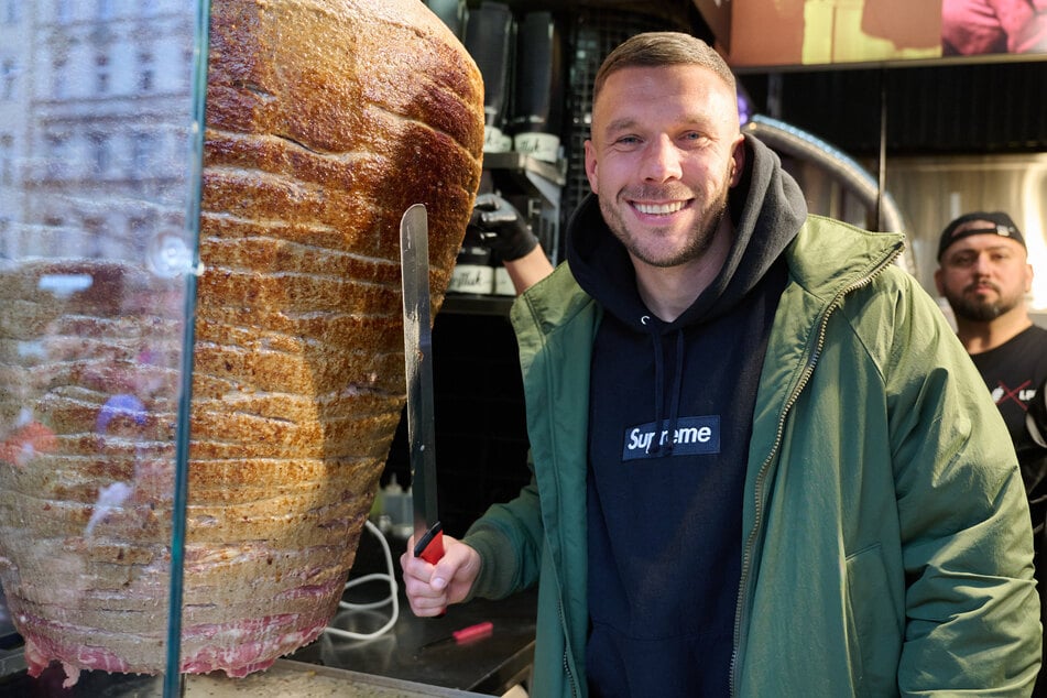 Bei der Eröffnung lockte Lukas Podolski (39) Hunderte Schaulustige an.