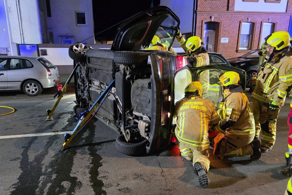 Notlage nach Crash: Feuerwehr reißt Sitze raus und rettet Frau durch Kofferraum