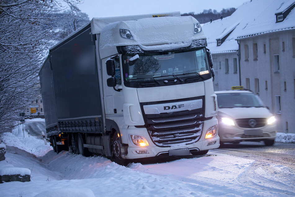 Der erneute Schneefall hat auch den Laster-Fahrern zugesetzt.
