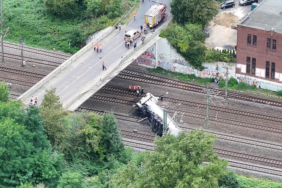 In Kerpen-Horrem ist am gestrigen Freitag ein Lkw ins Gleisbett gestürzt.