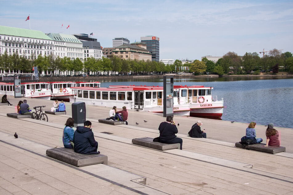 Im Bereich der Binnenalster und am Rathausmarkt gilt Feuerwerksverbot. (Archivbild)