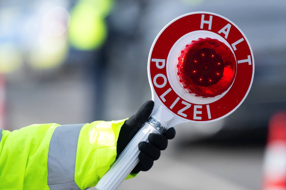 Die Einsatzkräfte haben bei der Kontrolle des Kühltransporters gleich mehrere Verstöße registriert. (Symbolfoto)