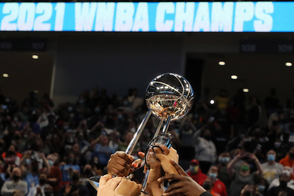 The Chicago Sky hold up their trophy after winning the 2021 WNBA finals.