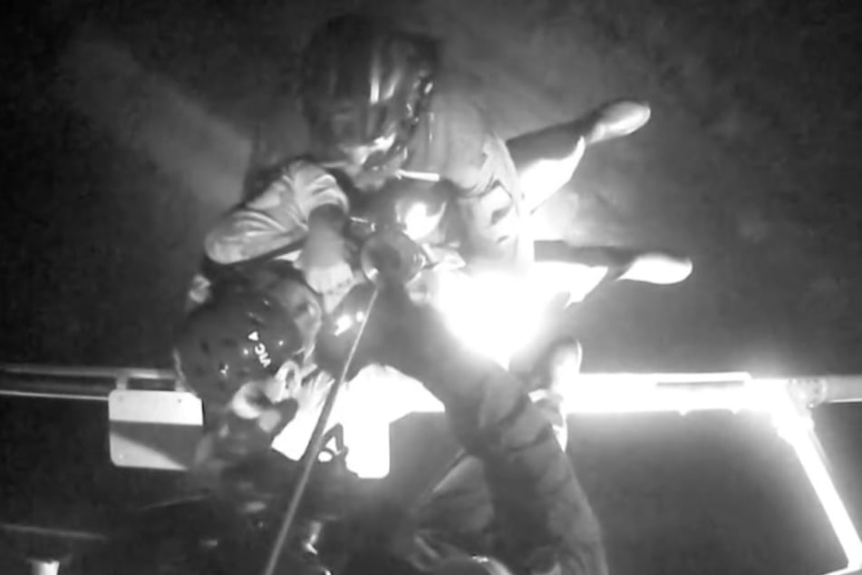 Mittels Seilen und Gurten wurden sie von einem Rettungsspezialisten geborgen.