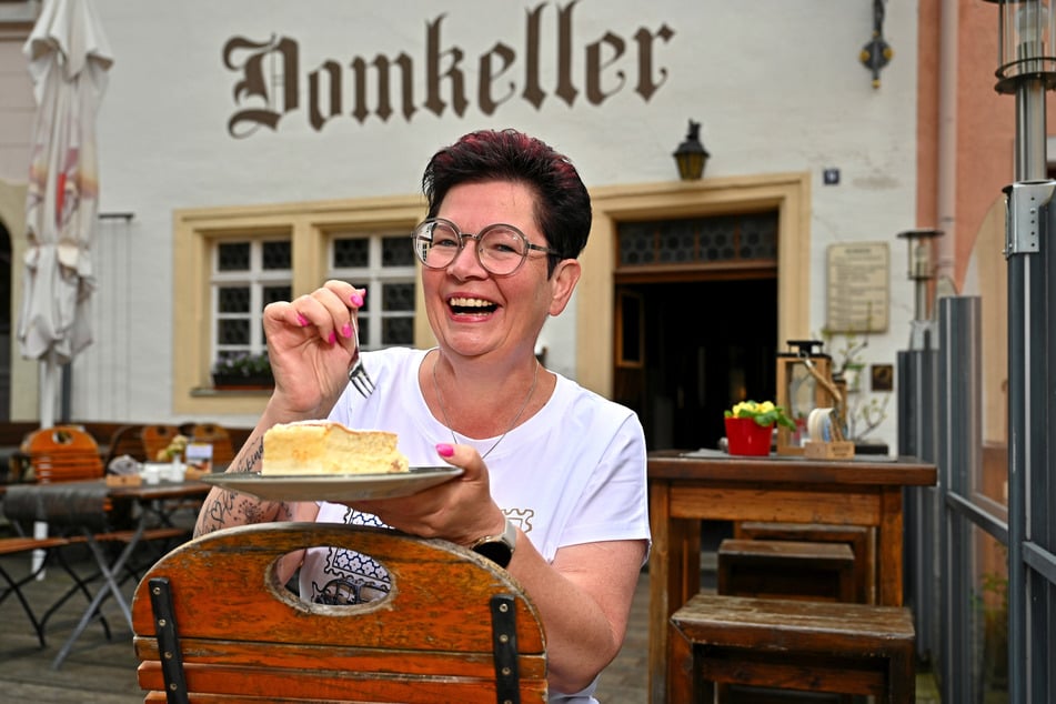 Ein Stück Eierschecke im "Domcafé" - das schmeckt nicht nur der Autorin, sondern auch ihren Romanfiguren.