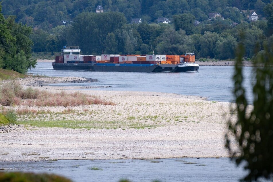 Aufgrund der niedrigen Pegelstände entlang des Rhein können Frachtschiffe derzeit oft nur noch ein Fünftel der üblichen Ladung transportieren. (Symbolfoto)