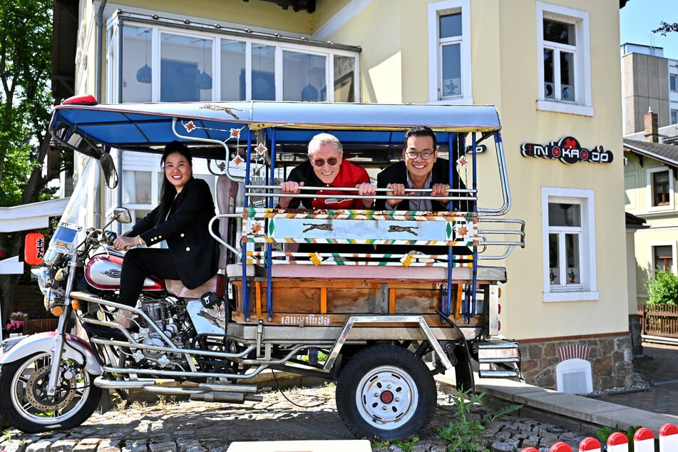 Thi Hanh Ha (46), Wolle Förster (70) und Van Giang Phan (45, v.l.) freuen sich im TukTuk vorm alten "Sushi&Wein" auf die neue Ära als "Mikado".