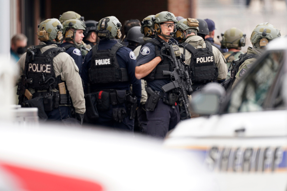 Mit einem Großaufgebot steht die Polizei im US-Bundesstaat Colorado auf dem Parkplatz eines Supermarkts.