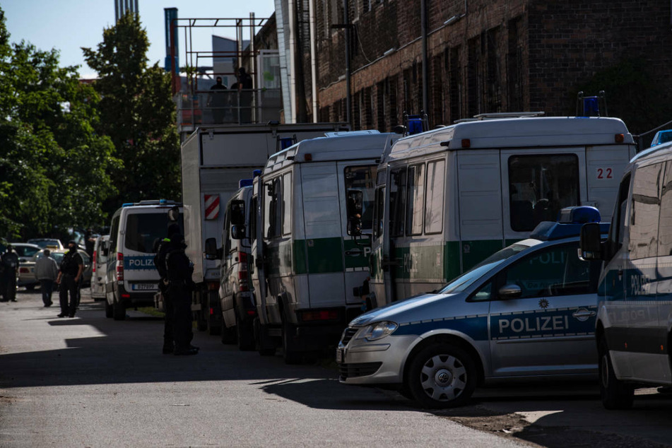 In Berlin werden immer wieder Razzien bei mutmaßlichen Corona-Betrügern durchgeführt, wie hier im Juni 2020 in Tempelhof. Allein in der Hauptstadt soll es bisher mehr als 10.000 Betrugsfälle gegeben haben.