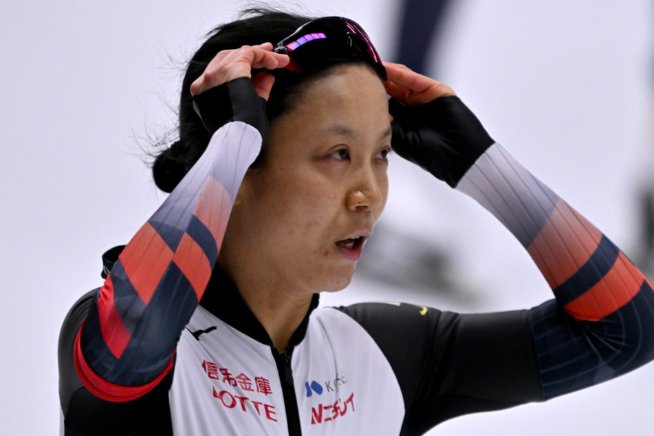 Die japanische Sprint-Weltmeisterin Miho Takagi (29) steigt aus der laufenden Eisschnelllauf-WM in Inzell aus.