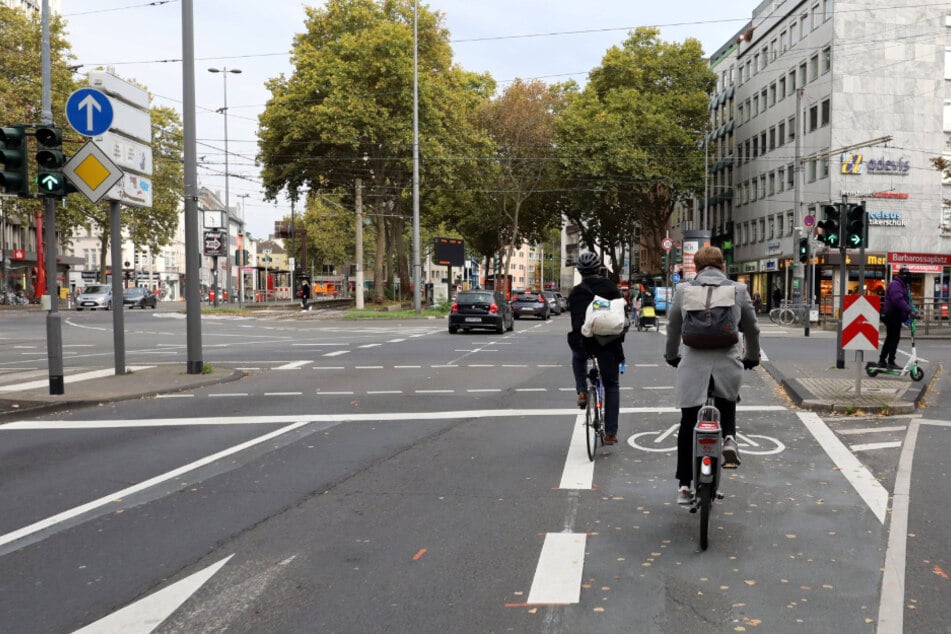 Am Kölner Barbarossaplatz wird aufgrund des massiven Personenandrangs ein zusätzlicher Bahnsteig errichtet.