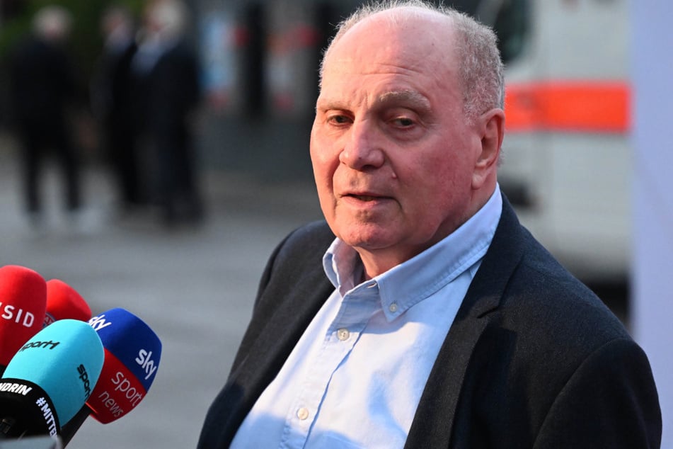 Für die scheiß Stimmung verantwortlich? Die unklare Rolle von Uli Hoeneß (73) bei den Bayern sei laut Babbel "für alle Beteiligten ein Desaster".