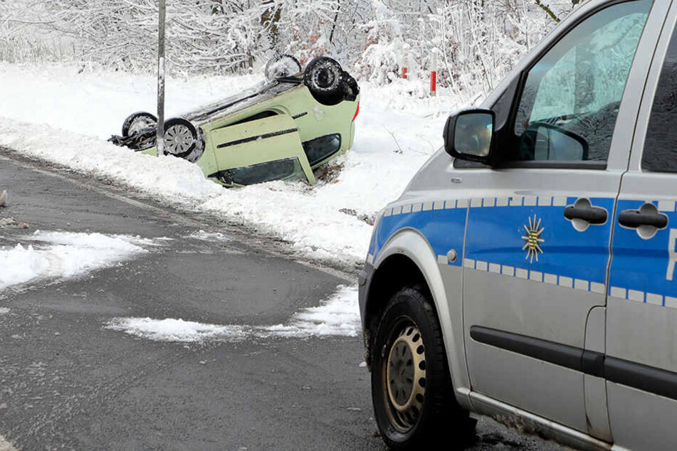 Der Renault blieb nach dem Unfall auf dem Dach liegen.