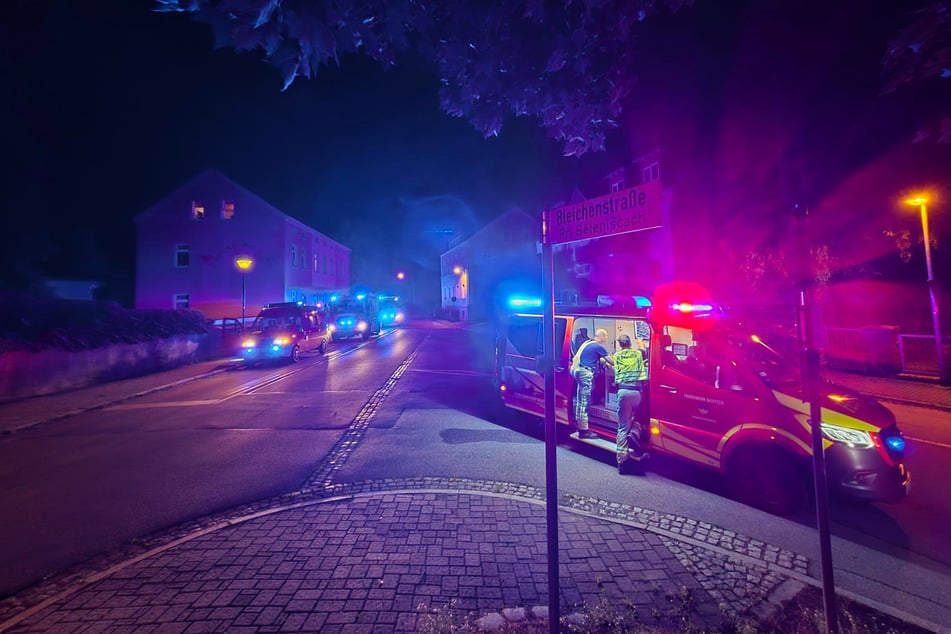 Seit Sonntagabend sind Einsatzkräfte dabei, die Verschmutzung zu beseitigen. Eine vorübergehende Straßensperrung wurde bereits gegen Mitternacht wieder aufgehoben.