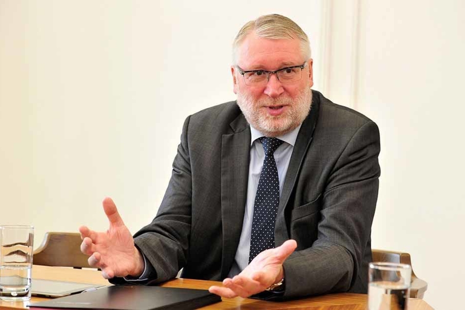 Landrat Matthias Damm (62, CDU) muss dauernd geklaute Wegweiser in seinem kleinen Amerika austauschen lassen.
