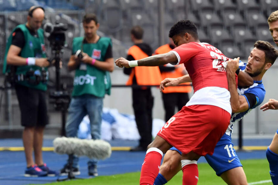 Der brasilianische VfB-Verteidiger Ailton im Zweikampf.