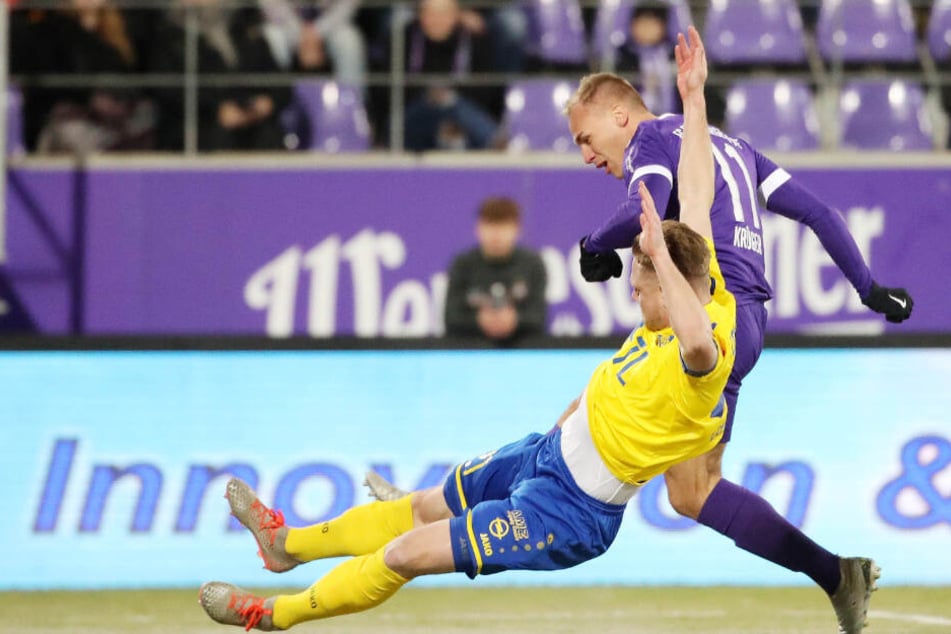 Florian Krüger zog in der 3. Minute resolut ab und erzielte das 1:0 für den FC Erzgebirge. Da konnte Leipzigs Robert Zickert nichts mehr ausrichten.
