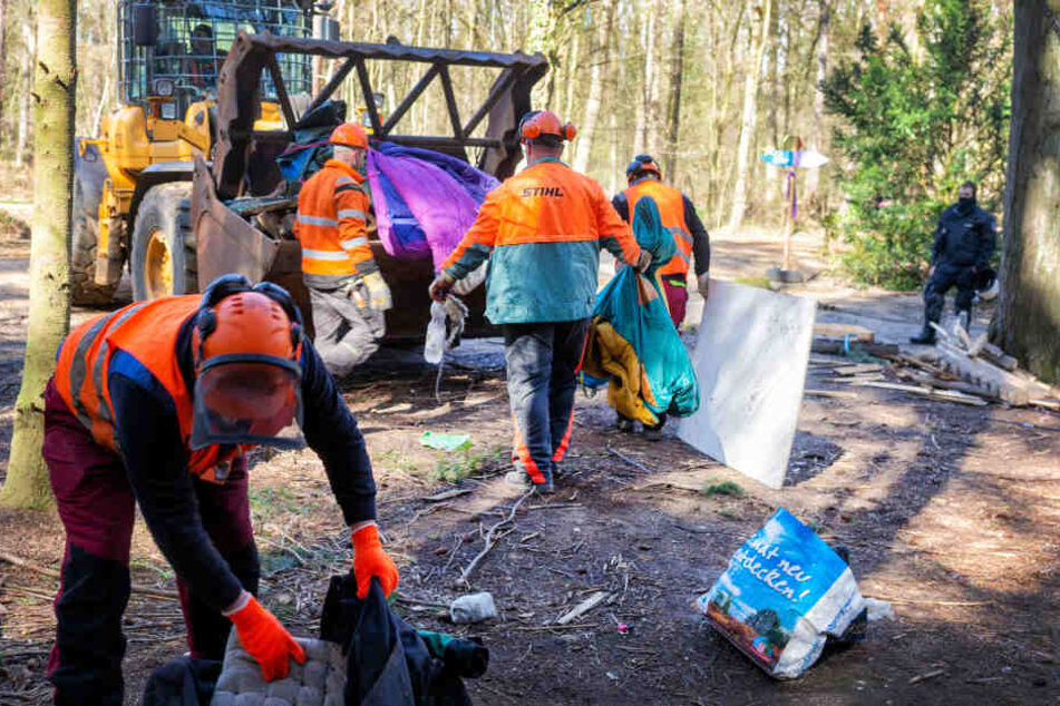 RWE-Mitarbeiter räumten Müll und Zeug der Besetzer aus dem Naturwald.