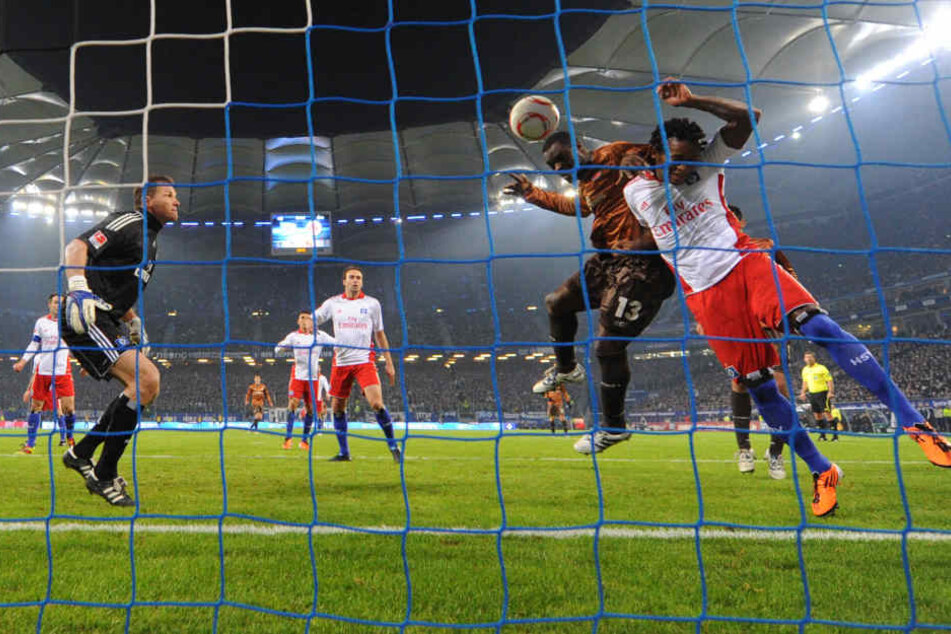 Gerald Asamoah (2.v.r) erzielt den Treffer zum 0:1 neben Ze Roberto (r) und Torwart Frank Rost (l) vom HSV. (Archivbild).